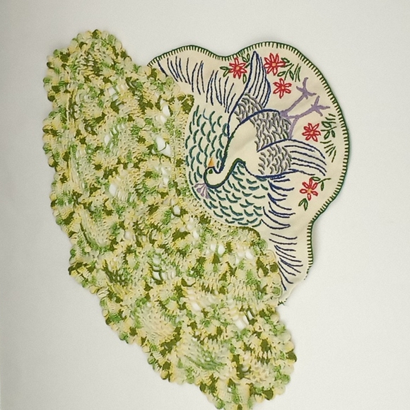 Vintage handmade crochet tatted embroidered peacocks - Picture 5 of 6